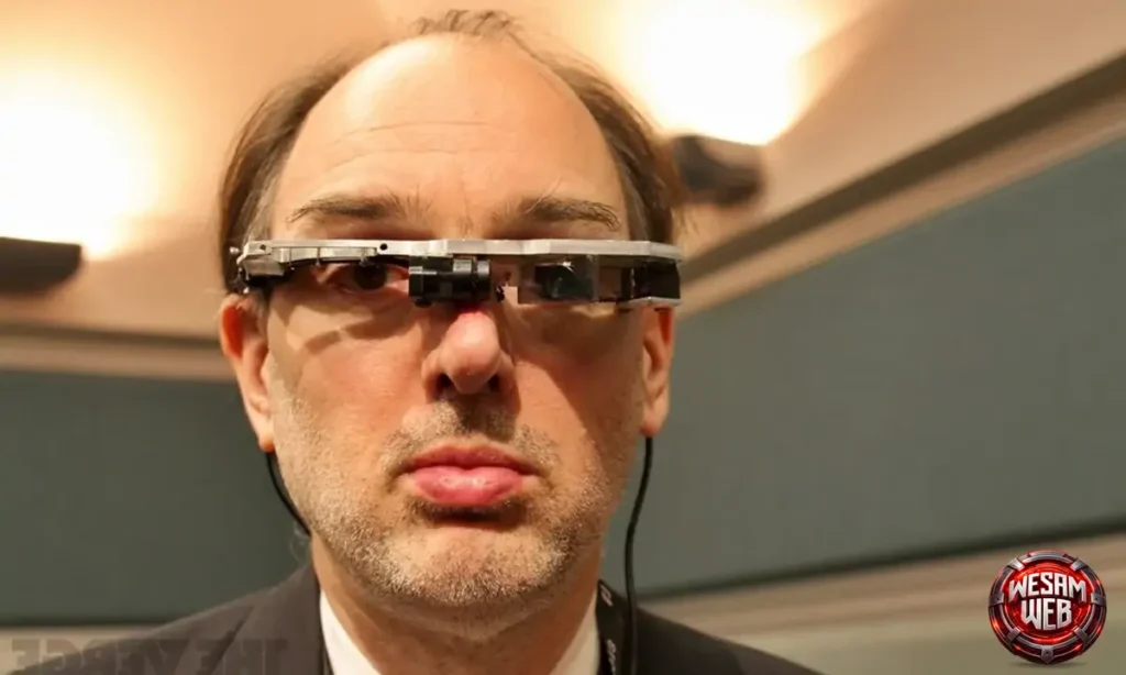 الباحث ستيف مان يجرب جهاز Digital Eye Glass